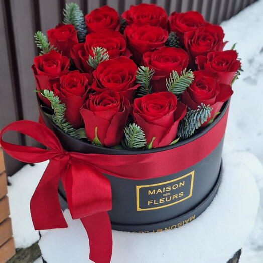 Красные розы в коробке