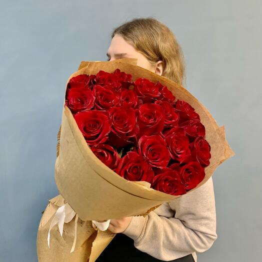 Ramo de rosas altas rojas