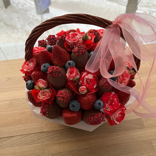 Кошик з полуницею і чорницею