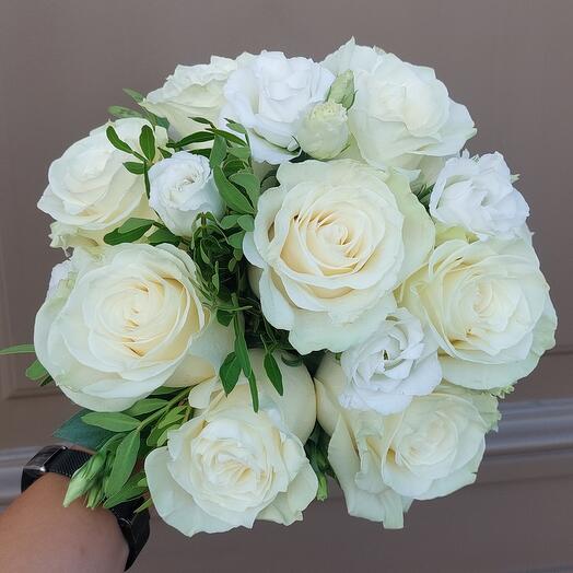 Ramo de novia con rosas y Lisianthus + boutonniere
