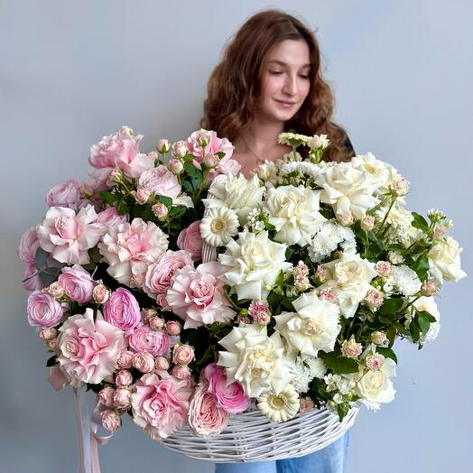 Корзина-гигант с розами и ранункулюсами