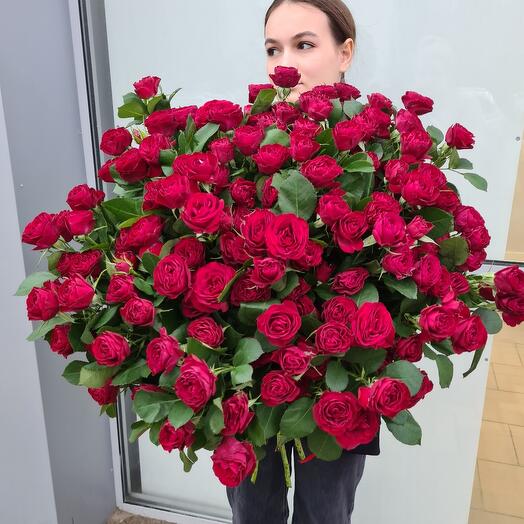 Огромный букет красных  кустовых роз