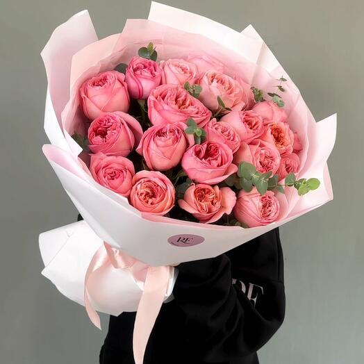 Bouquet of peony-shaped roses