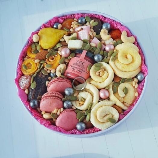 Коробочка с сухофруктами, цукатами, мёдом-суфле, сладостями дм 21см