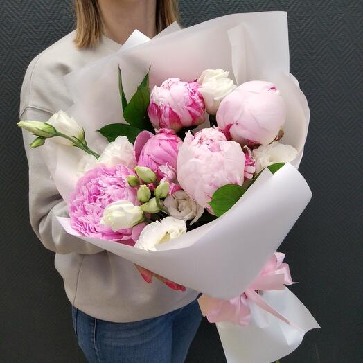 Розовые пионы и эустома