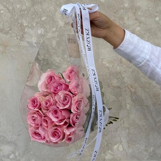 15 светло-розовых роз в прозрачной сумочке