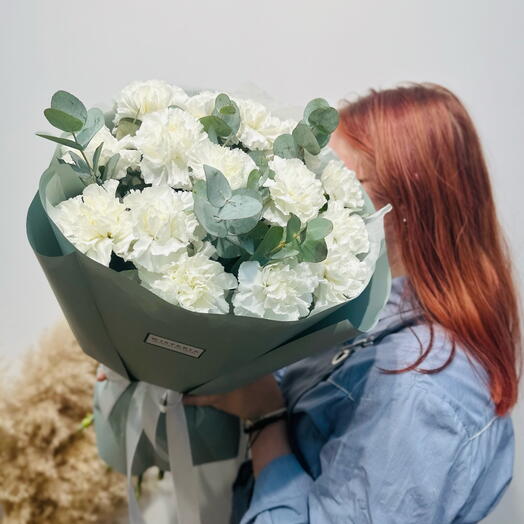 Monobucket of 15 snow-white dianthus and fragrant eucalyptus "Ocean breeze"