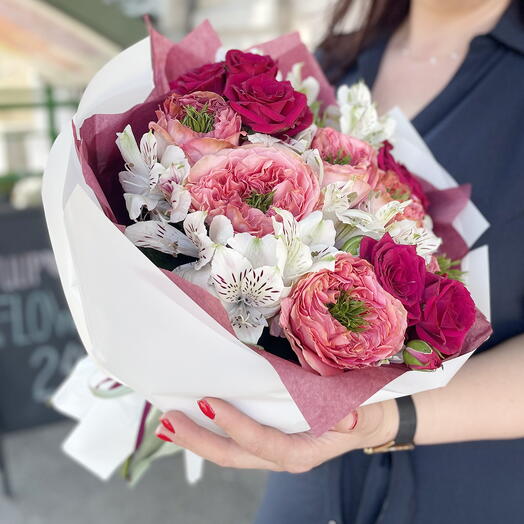 Bouquet of mandarin roses and white alstroemeria