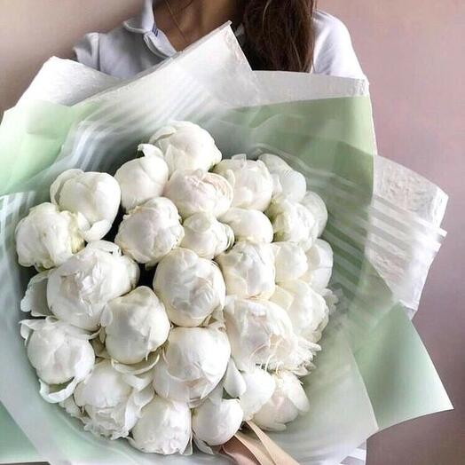 25 белых пионов