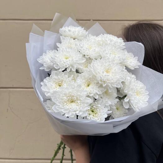 Monobucket made of snow-white chrysanthemums