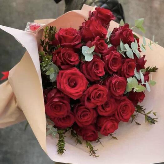Букет красных роз 35 шт
