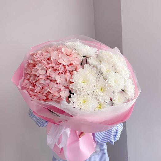 Букет из гортензии и голландских хризантем