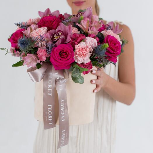 RAMO DE ROSAS ROSAS BRILLANTES EN CAJA DE SOMBRERO 328