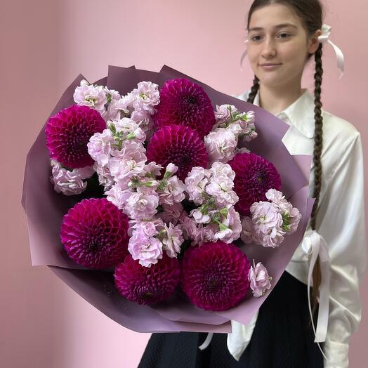 Букет из георгин и маттиолы 💕