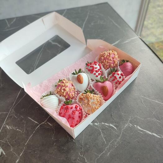 Клубника в белом и розовом шоколаде 10 ягод