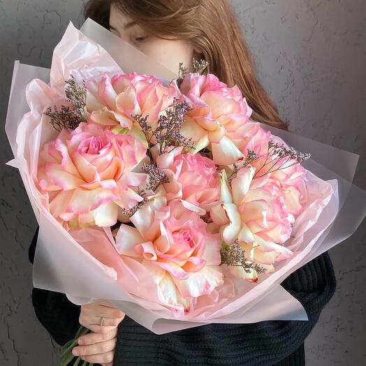 Bouquet with 7 French roses and limonium (dried flower)