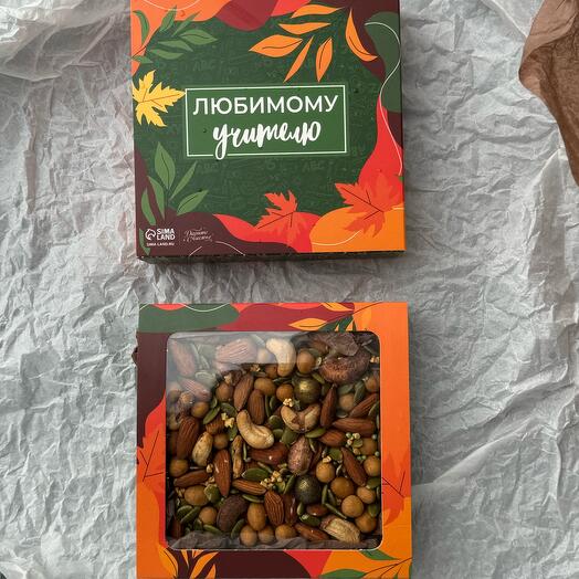 Подарок учителю - ореховая коробочка