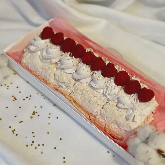 Meringue roll with fresh berries