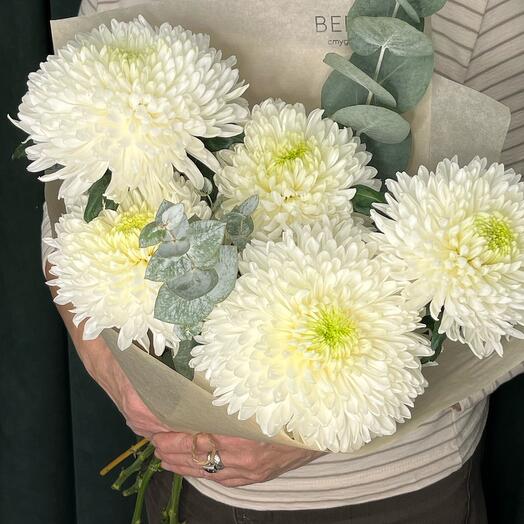 Букет из хризантем с ароматным эвкалиптом