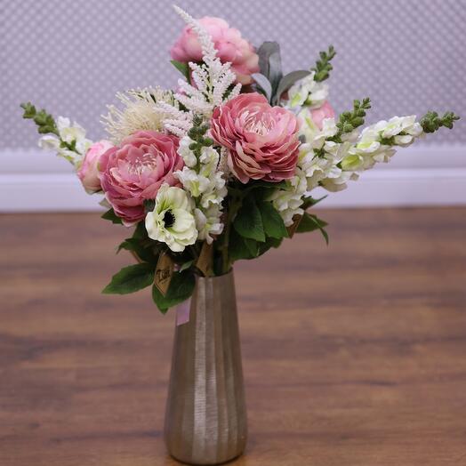 Композиция с пионами и антиринумом