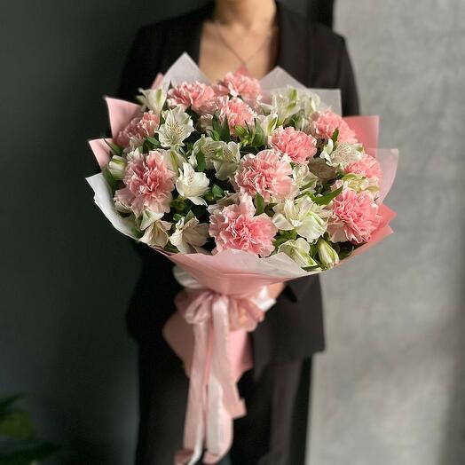 Букет из розовых гвоздик и белых альстромерий