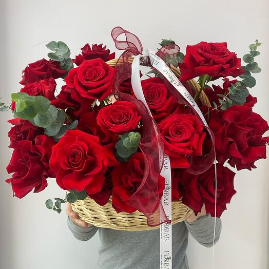 Корзинка с красными розами