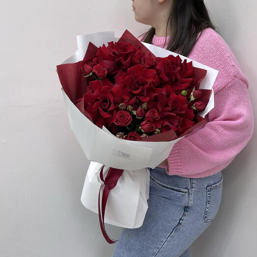 Букет Joli red из кустовых и французских роз Эксплорер