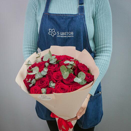 25 красная роз с эвкалиптом