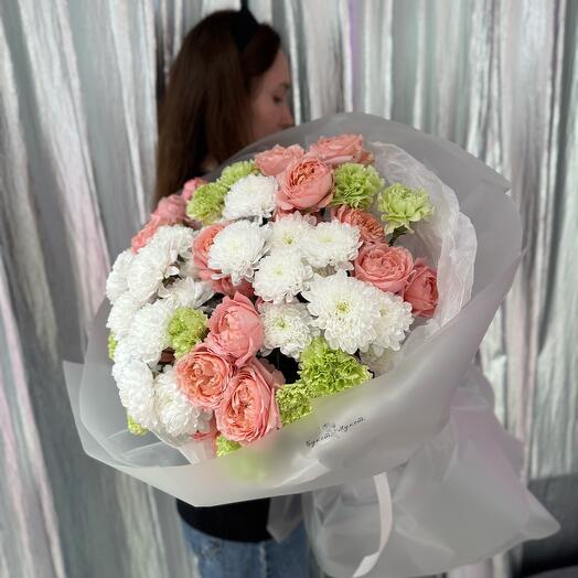 Букет «Всегда говори да» (пионовидная кустовая роза, хризантема и диантусы)