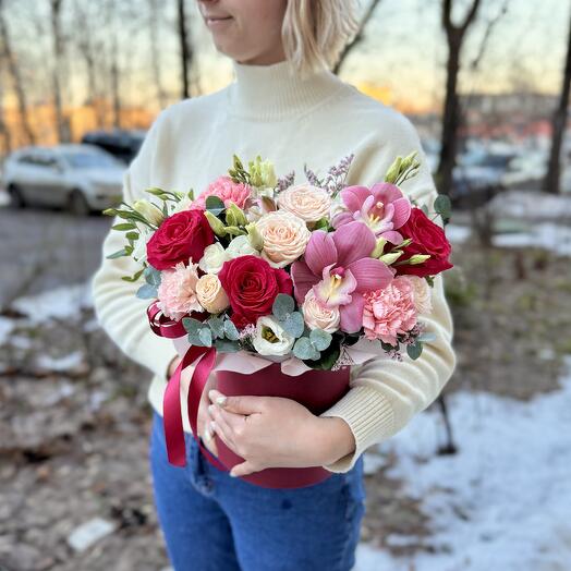 Авторская коробка с живыми цветами, розами и орхидеей