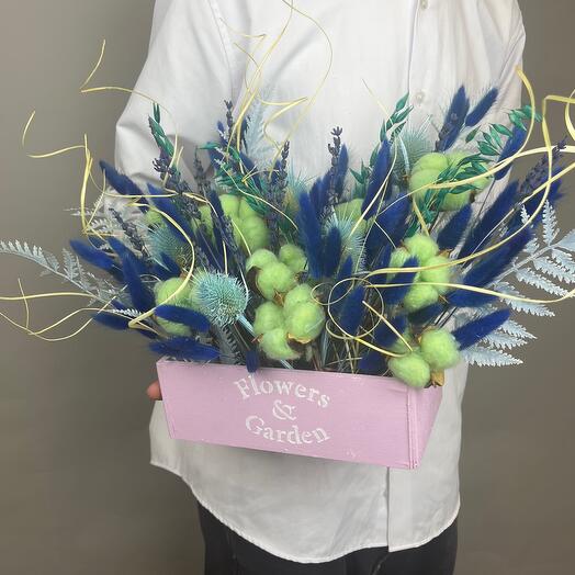 Композиция из сухоцветов в ящике