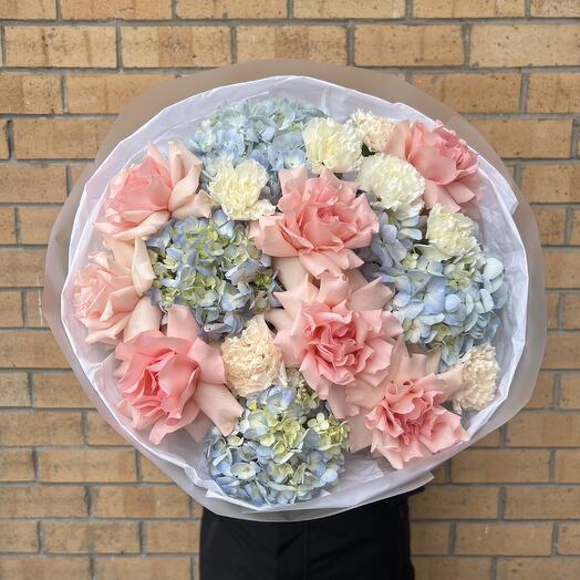 Букет с французскими розами, гортензиями и диантусами