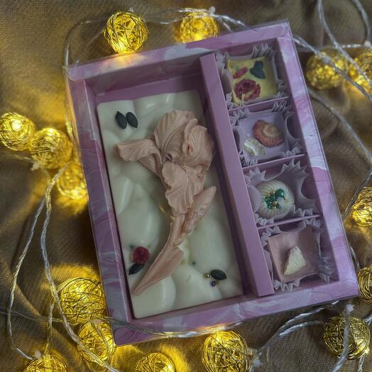 Набор подарочный из конфет и шоколадной плитки