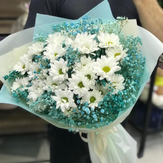 Букет из ромашек и гипсофилы