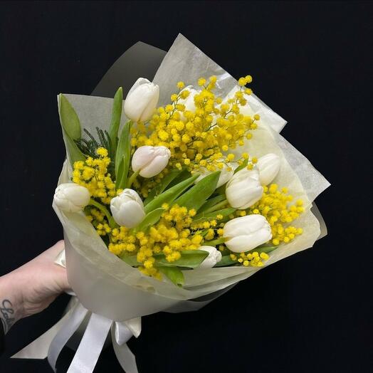 Микс из белых тюльпанов и мимозы