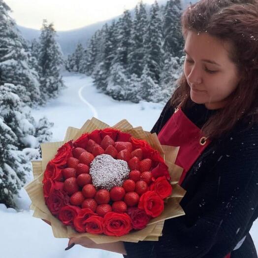 Большой клубничный букет с розами и сердцем из ананаса