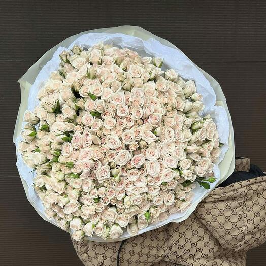 Букет милых кустовых роз