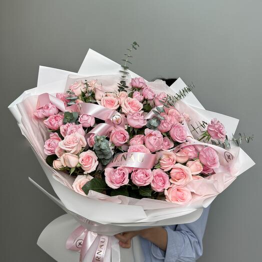 Букет из розовых кустовых роз и эвкалипта