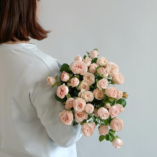 7 bush roses in a bouquet