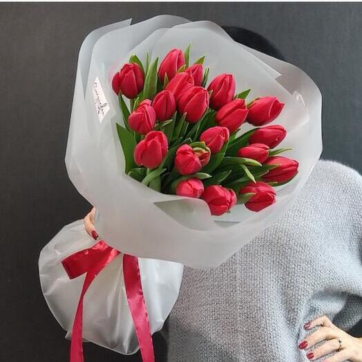 Букет красных тюльпанов 19шт