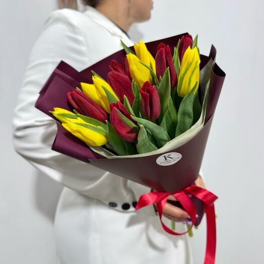 Красные и желтые тюльпаны в дизайнерском оформлении ♥️ (х15) Камелия Flowers Shop