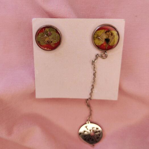 Asymmetric earrings with flowers