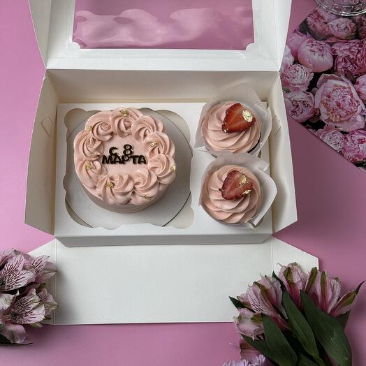 Комбо-набор в розовом: бенто-торт и 2 капкейка со свежей клубникой и топпером на выбор