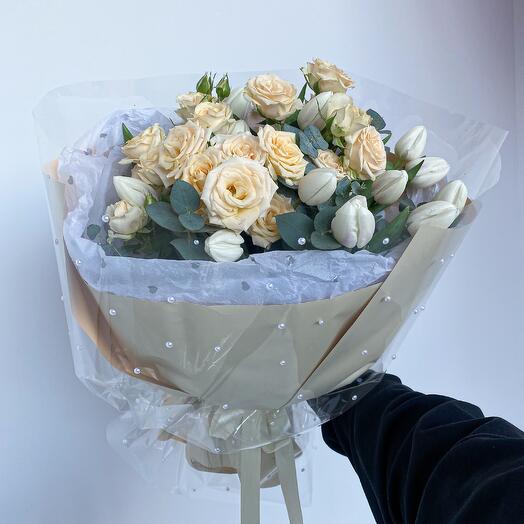 Ramo para el 8 de marzo de Tulipanes, rosa de arbusto y Eucalipto