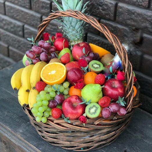 Фруктовая корзина ананас, апельсины, груши
