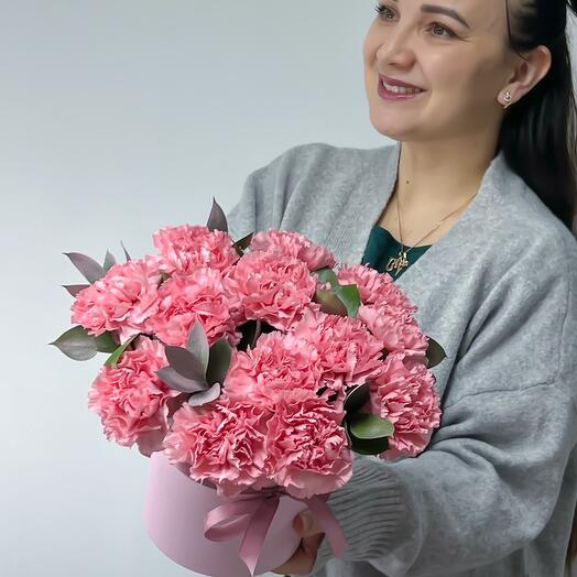 Нежный букет с кружевными диантусами и веточками сочного рускуса в шляпной коробке
