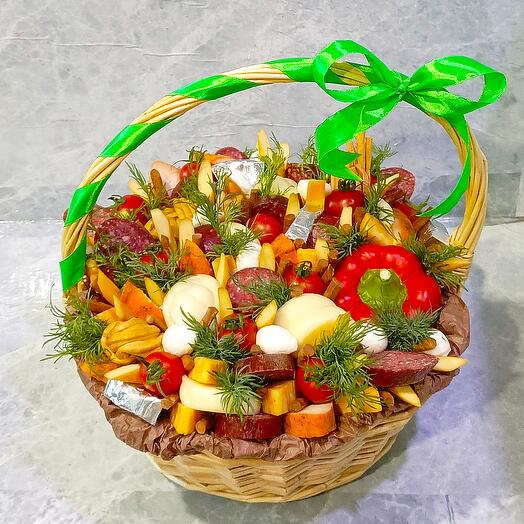 Корзина мужская сыро-колбасная "Халяль"