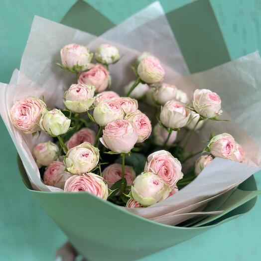 Букет и нежной пионовидной розы