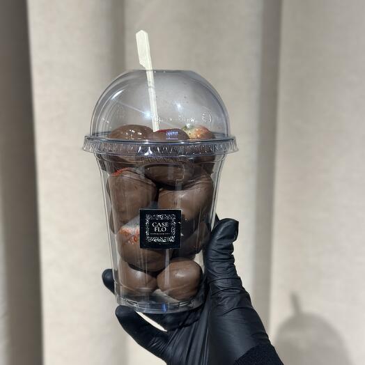 Стаканчик клубники в шоколаде