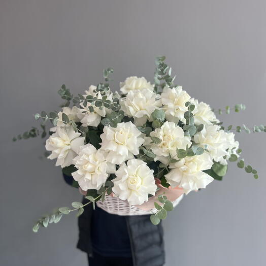 Белые французские розы в корзине M